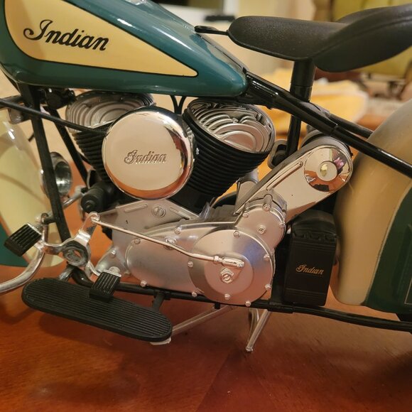 Guiloy 1948 Indian Chief Die-Cast Motorcycle - Picture 13 of 14